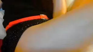 Плоская чикуля Noel888 показывает ягодицы