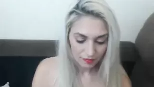 Обаятельная блядина Aslutmilf показывает сиськи