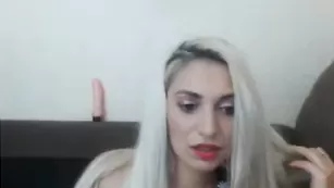 Обаятельная блядина Aslutmilf показывает сиськи