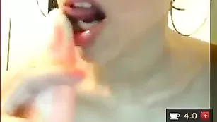 Роскошная путана Millarri облизывает страпон