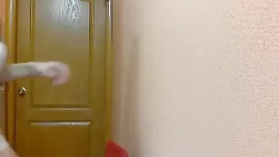 Обнаженная шалава Sashkaa22 ласкает бритые дырочки