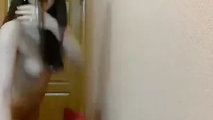 Обнаженная шалава Sashkaa22 ласкает бритые дырочки