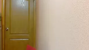 Обнаженная шалава Sashkaa22 ласкает бритые дырочки