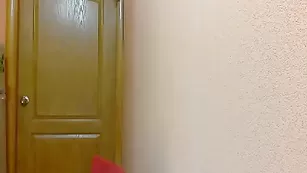 Обнаженная шалава Sashkaa22 ласкает бритые дырочки