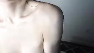 Худенькая крошка Alexis_Kline трахается секс игрушкой