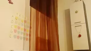 Сексуальная блонда Alexia1234 раздевается и мастурбирует пизду