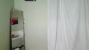 Похотливая сучка Katalina_24 трахает себя самотыком