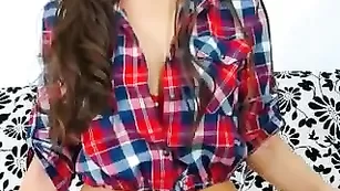 Темноволосая цыпочка Roselynax мастурбирует секс игрушкой