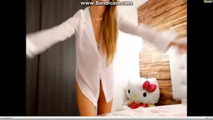 Стройная блондинка Sophia_watson грациозно вертится перед камерой