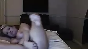 Светловолосая краля Sexymomforu мастурбирует бритую вагину