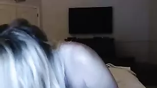 Светловолосая краля Sexymomforu мастурбирует бритую вагину