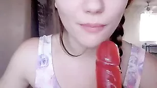 Аппетитная крошка LovelyLittleL глотает резиновый члены