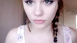 Аппетитная крошка LovelyLittleL глотает резиновый члены