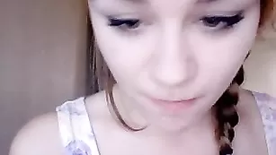 Аппетитная крошка LovelyLittleL глотает резиновый члены