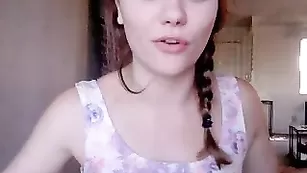 Аппетитная крошка LovelyLittleL глотает резиновый члены