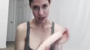 Шальная пассия AshleyAlban обсасывает секс игрушку
