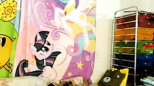 Грудастая шлюшка Babyzelda трахает обе дырочки