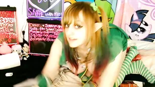 Грудастая шлюшка Babyzelda трахает обе дырочки