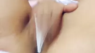 Пикантная сука Dominiqueeee разминает пизду через трусики