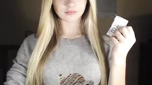 Очаровательная малая Anik201 показывает нижнее белье