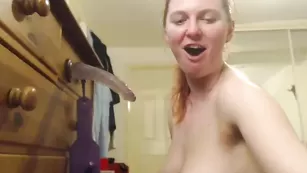 Грудастая стерва Bob1326 глотает резиновый хер