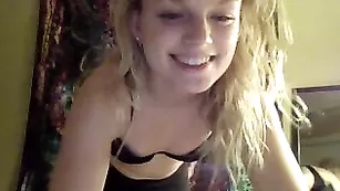 Строптивая малая Tiny_4U трахает себя пальчиками