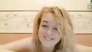 Блондинка RedStarr принимает ванну