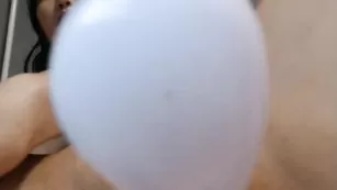 Казашка Akimitalkalot забавляется с игрушкой