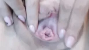 Казашка Akimitalkalot забавляется с игрушкой