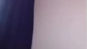 Симпатичная шкура dominiqueeee показывает упругую попку