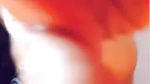 Симпатичная шкура dominiqueeee показывает упругую попку