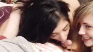 Милые телочки Notyourmomandad сосут член и трахаются