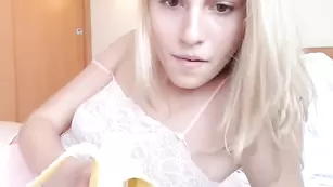 Sassyhelen молодая блондинка в чате светит своей жопой