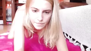 Sassyhelen молодая блондинка в чате светит своей жопой