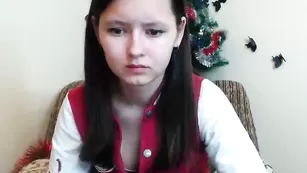 Юная школьница Pretty_lori мастурбирует волосатую пизду