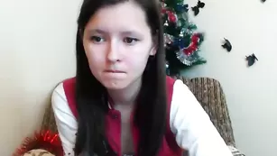 Юная школьница Pretty_lori мастурбирует волосатую пизду