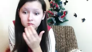 Юная школьница Pretty_lori мастурбирует волосатую пизду