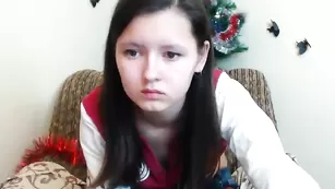 Юная школьница Pretty_lori мастурбирует волосатую пизду
