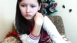 Юная школьница Pretty_lori мастурбирует волосатую пизду