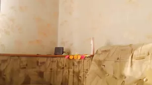 Сексуальная леди Moonchristine дрочит бритые дырочки