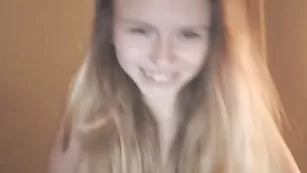 Сочная девочка Jacky_smith раздевается и ласкает пизду