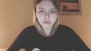 Сочная девочка Jacky_smith раздевается и ласкает пизду