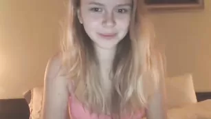 Сочная девочка Jacky_smith раздевается и ласкает пизду