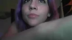 Симпатичная дамочка Whipmebabe занимается смачной дрочкой