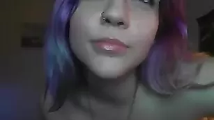 Симпатичная дамочка Whipmebabe занимается смачной дрочкой