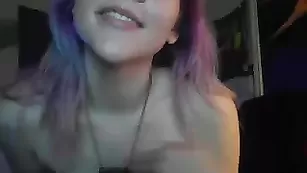 Симпатичная дамочка Whipmebabe занимается смачной дрочкой
