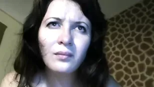 Изысканная сука BlackAlise дрочит киску в ванне