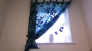 Сисястая курва Lucy_Lips натирает соски маслом