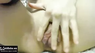 Темноволосая кобыла KnopkaMiMi трахает себя в пизду