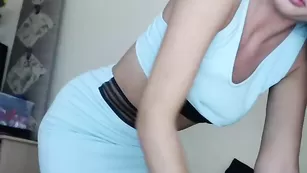 Импозантная сучка Hot4u2see теребит мокрую киску